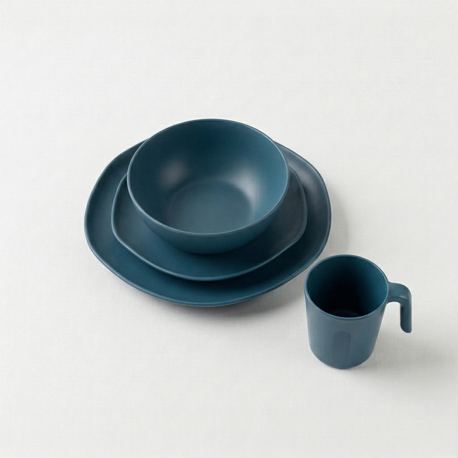 Greentainer lightweight 16-piece dinnerware set in dark colour